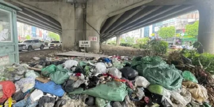 Hà Nội: Kiểm tra, xử lý dứt điểm tình trạng đổ trộm rác trên Vành đai 2 và Vành đai 3
